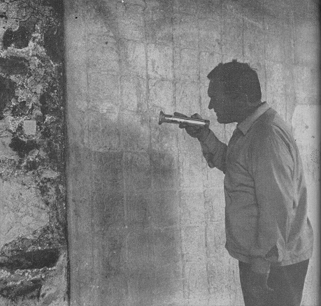 México 1968,
Erich von Däniken investigando con linterna México 1968, Erich von Däniken
investigando con linterna