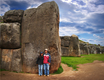 Sacsayhuamán, piedra gigante con
personas Sacsayhuamán,
piedra gigante con personas