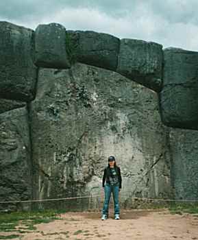 Sacsayhuamán, piedra gigante con
persona Sacsayhuamán,
piedra gigante con persona