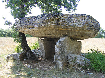 Ejemplo de otro dolmen
(tumba de piedra) en Ferrières-Bas en el
departamento de Lot en Francia del sur Ejemplo de otro dolmen (tumba de piedra)
en Ferrières-Bas en el departamento de Lot en
Francia del sur
