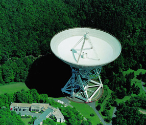 Un observatorio radio, p.e. en
Effelsberg cerca de Bonn en Alemania Un observatorio
radio, p.e. en Effelsberg cerca de Bonn en
Alemania