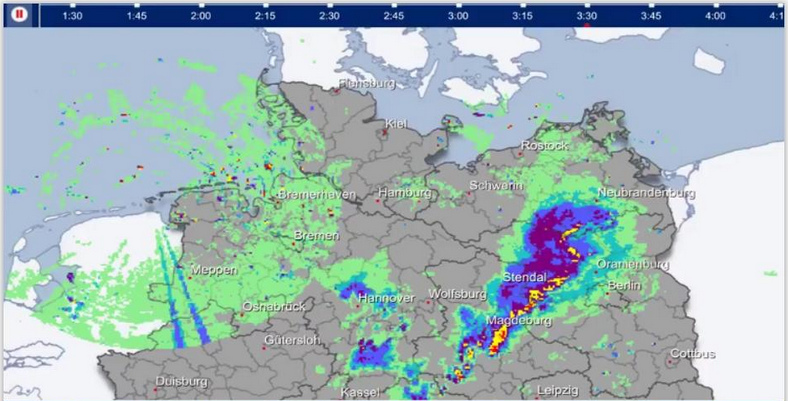 Wolkenkreisel �ber der Nordsee gegen Regen in
                  Deutschland, Nahaufnahme 01 - 2.8.2018 - 1:30 Uhr
