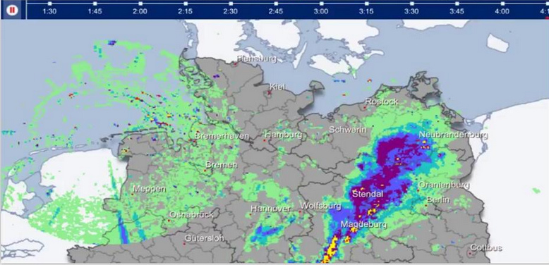 Wolkenkreisel �ber
                  der Nordsee gegen Regen in Deutschland, Nahaufnahme
                  02