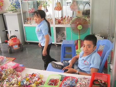 Saigon War Museum 2013: Agent
Orange victims are selling products Saigon War Museum 2013: Agent Orange
victims are selling products