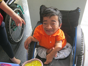 Saigon War Museum 2013: Agent
Orange victim in a wheelchair selling
products 02 Saigon War Museum 2013: Agent Orange
victim in a wheelchair selling products
02