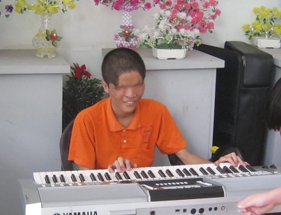 Ho Chi
Minh City (Saigon) War Museum 2013:
Pianist without eyes, victim of Agent
Orange 02 close-up Ho Chi Minh City (Saigon) War Museum
2013: Pianist without eyes, victim of
Agent Orange 02 close-up