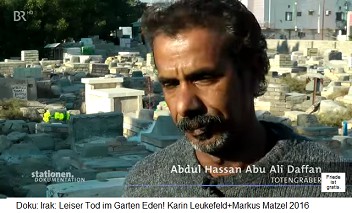 Der Kinderfriedhof von Basra,
                                    der Totengrber Abdul Hassan Abu Ali
                                    Daffan schildert die Katastrophe mit
                                    den toten Kindern durch den
                                    Uranstaub, der durch den
                                    NATO-Atommll verursacht wird - die
                                    NATO begeht hier einen GENOZID