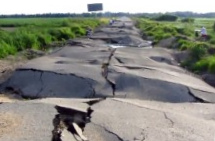 Strasse mit vielen Schlagl�chern bei
                        Jaroslawl in Russland