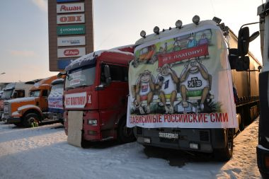 Lkw-Streik in Moskau-Chimki
                                    gegen die Einf�hrung einer Maut,
                                    Plakat mit den 3 Affen (nichts
                                    h�ren, nichts sehen, nichts sagen)