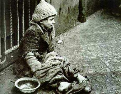 Warschauer Ghetto,
                        Kind mit Essschale