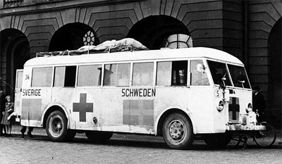 Weisser Bus von Graf
                                    Volker Bernadotte