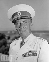 Volker (Folke) Bernadotte mit
                                    der M�tze vom Roten Kreuz