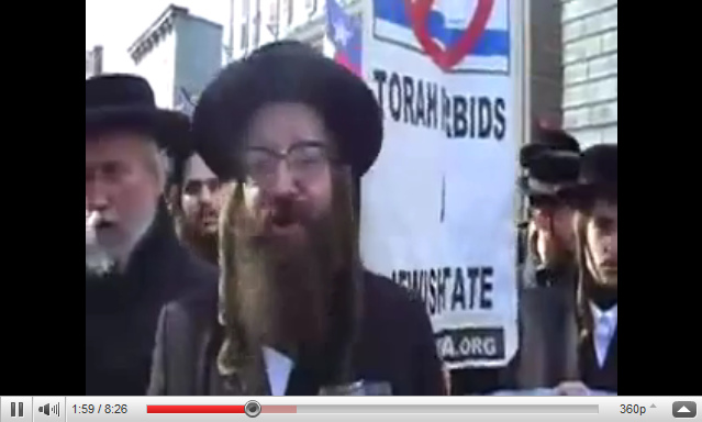 Rabbi Weiss demonstriert f�r Frieden mit
                          dem Transparent im Hintergrund "Die Torah
                          verbietet einen Judenstaat"