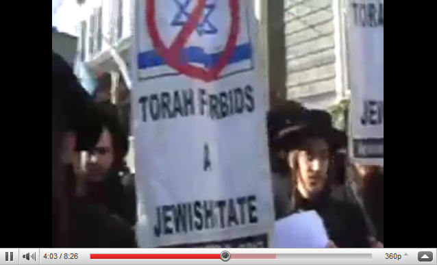 Rabbi Weiss demonstriert f�r Frieden mit
                          dem Transparent im Hintergrund "Die Torah
                          verbietet einen Judenstaat"