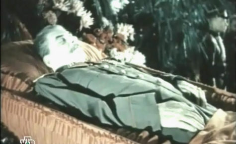 Da war
                    der Chef der Gulag-Sowjetunion Stalin mit seiner
                    Sippenhaftpraxis endlich tot, 5.3.1953