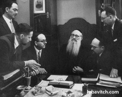 Rabbi Shlifer (mit Bart) erh�lt
                1956 in Moskau Besuch von Rabbinern aus den
                "USA"