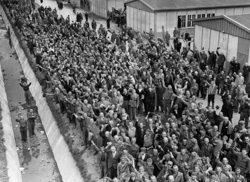 Liberated
                        masses of detainees in the Dachau concentration
                        camp, in good health