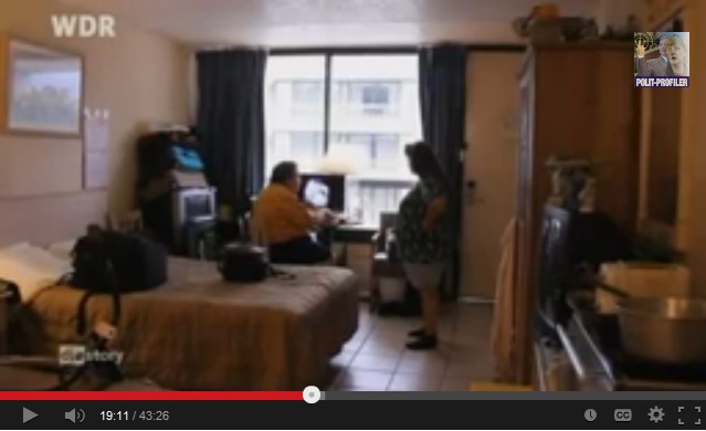 Larry Dotsen mit Frau am Internet. Larry Dotsen mit Frau am Internet.