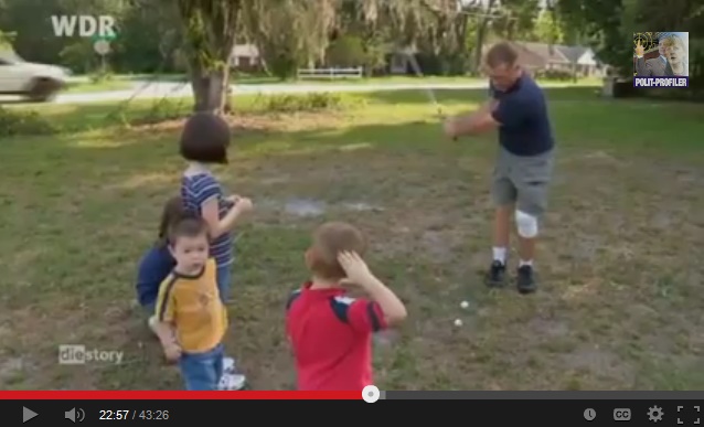 Vater Terry mit 4 Kindern spielt Golf Vater Terry mit 4 Kindern spielt Golf