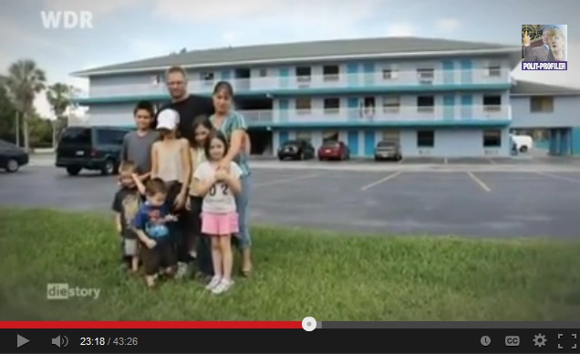 Vater Terry mit seiner Familie und mit dem Hotel im Hintergrund Vater Terry mit seiner Familie und mit dem Hotel im Hintergrund