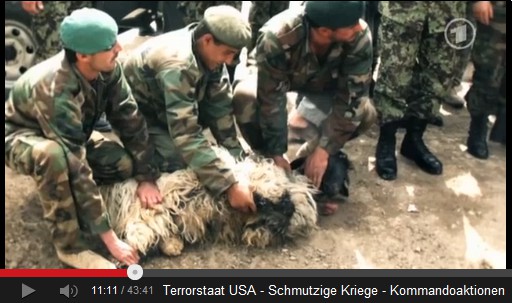 Die
afghanischen Soldaten mit einem Schaf Die
afghanischen Soldaten mit einem Schaf