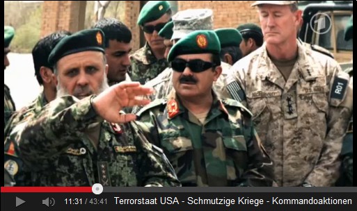 Afghanische Soldaten mit dem JSOC-F�hrer und
                    Massenm�rder McRaven