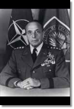 Lemnitzer, oberster
                        General der "USA", Portrait von ca.
                        1963. Lemnitzer will einen Anschlag Kubas gegen
                        die "USA" vortuschen, um die Insel zu
                        besetzen.