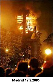 Brennender Wolkenkratzer
                          "Windsor-Hochhaus" in Madrid: Das
                          Feuer brennt lange, der Wolkenkratzer bleibt
                          aber stehen.