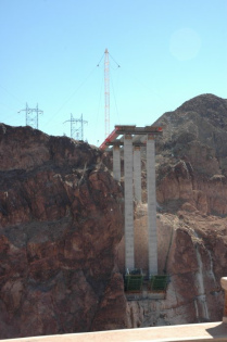 Mead-See (Lake Mead), Autobahnbau durch
                          die W�ste 2007, Br�ckenpfeiler (01)