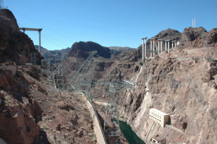 Mead-See (Lake Mead), Autobahnbau durch
                            die W�ste 2007, Br�ckenpfeiler (02) �ber den
                            Ca�on