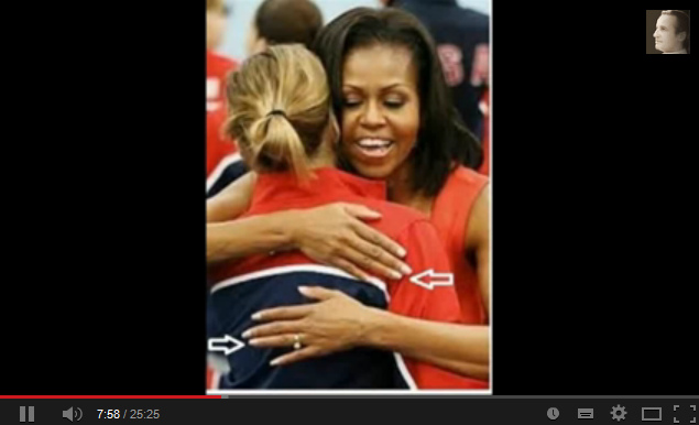 Michael Obama es disfrazada
                      como "First Lady" ("Michelle
                      Obama") con un dedo anular largo y masculino
                      02