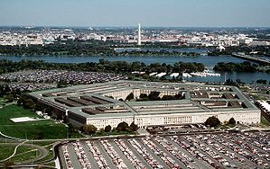 Se ve el Pentgono con el
                  ro Potomac - donde trabajan neo nazistas