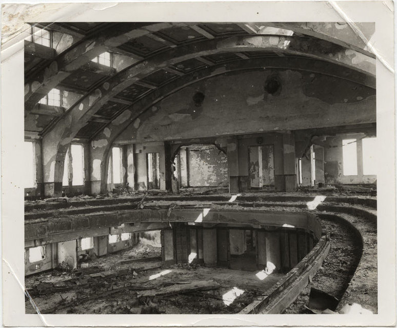 Hiroshima, das Auditorium der
                  Stadthalle, November 1945