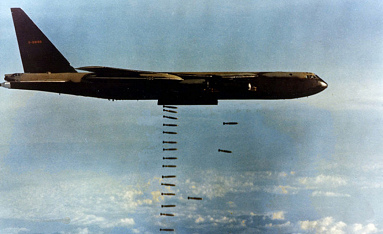 B-52-Bomber der kriminellen
                          "USA" mit "Carpet Bombing"
                          in Vietnam