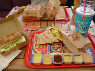 Fast
                        Food, z.B. ein Men� mit vielen Sossen und
                        Eistee