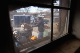 Ein R�umungsteam r�umt das Haus von
                          Familie Smith in Adams County, Colorado