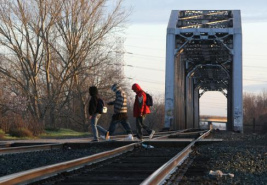 Zeltstadt Sacramento, Zugang �ber viele
                          Geleise