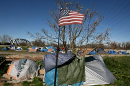 Zeltstadt Sacramento, �berblick mit
                          Flagge der "USA"