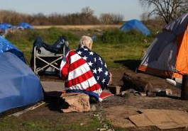 Zeltstadt Sacramento, die
                          "US"-Flagge dient nun als W�rmedecke
                          (und im Extremfall auch als Grabtuch...)