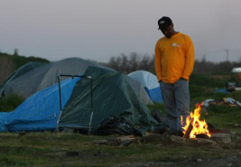 Zeltstadt Sacramento, Fred w�rmt sich an
                          einem Abendfeuer