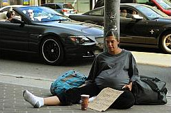 Schwangere Obdachlose in Beverly
                              Hills bettelt vor Luxusautos: �Helfen Sie
                              bitte, schwanger, hungrig und obdachlos.�
                              (Bild: AFP)