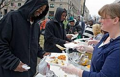 Freiwillige Schwarze sch�pfen
                              hungrigen obdachlosen Weissen das
                              Mittagessen auf den Papierteller. (Bild:
                              AFP)