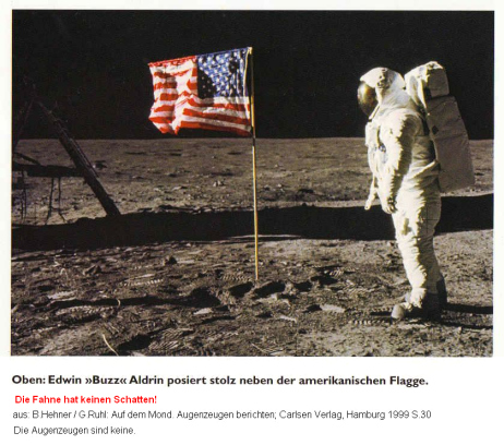 Mondlüge: Foto mit Astronaut Edwin Aldrin,
                        Apollo 11. Schattenlinien gehen kreuz und quer,
                        und die Fahne hat gar keinen Schatten, auch
                        spiegelverkehrt nicht. Fotomontage bleibt auch
                        spiegelverkehrt eine Fotomontage.