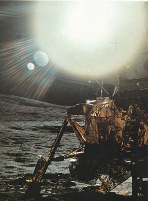 Sonnen-Kunstfotografie mit
                          Schattenkreuzen. Wieso sollten die Astronauten
                          auf dem Mond Zeit für solche Spässe haben?