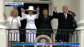 Macron mit Satanistenzeichen mit
                                  Trump und dessen Gattin