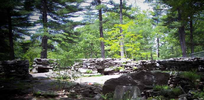 Das "amerikanische Stonehenge"
in North Salem in New Hampshire, Übersicht Das "amerikanische Stonehenge"
in North Salem in New Hampshire, Übersicht