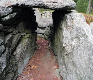"Amerikanisches
                Stonehenge" 03, ein Durchgang