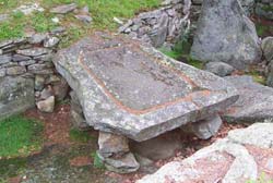 Das "amerikanische
                Stonehenge" 02, der Opfertisch mit Rille