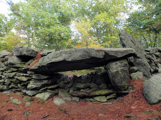 Das "amerikanische
Stonehenge" 03, Opfertisch, Sicht von unten Das
"amerikanische Stonehenge" 03, Opfertisch,
Sicht von unten