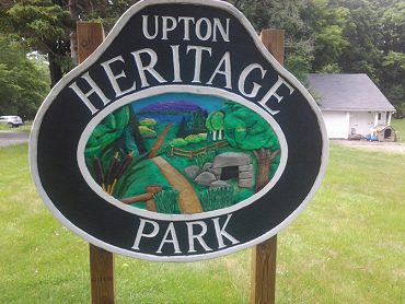 Das Willkommensschild beim Upton Heritage Park bei
              Boston
